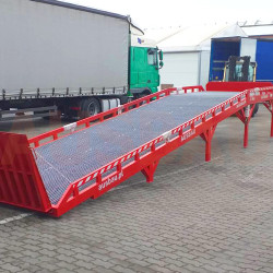 Nakladacia rampa pre kamiony s vodorovnou plošinou