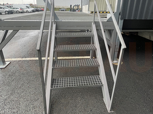 4. OPT-LD — rebrík pre vodiča nakladača, ktorý Vám umožní zísť z rampy na zem.  